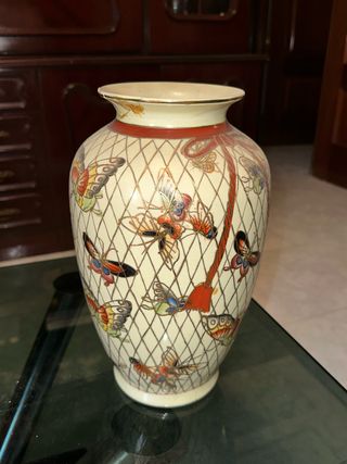 Jarrón de cerámica con mariposas y oro