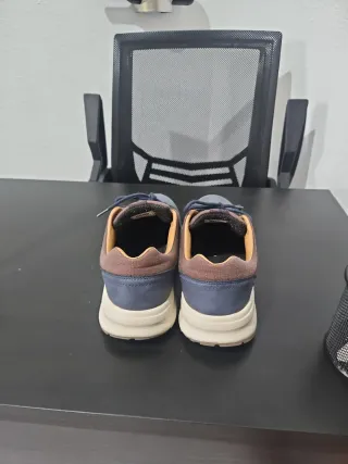 Zapatos casuales azules y marrón