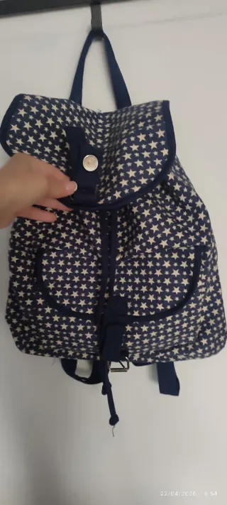 Mochila azul con estrellas blancas.