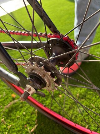 Bicicleta Fixie Negra con Ruedas Rojas
