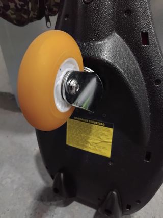 Patinete de dos ruedas rojo con funda