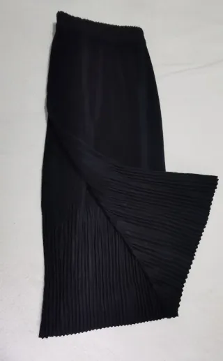 Falda negra plisada midi