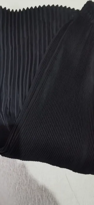 Falda negra plisada midi
