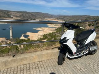 Yamaha Jog R Scooter Negra y Blanca
