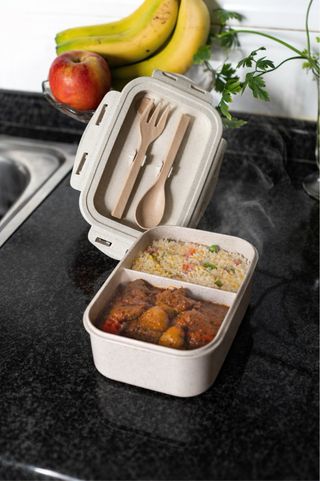 Tupper a estrenar con cubiertos y 850ml capacidad