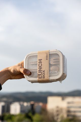 Tupper a estrenar con cubiertos y 850ml capacidad