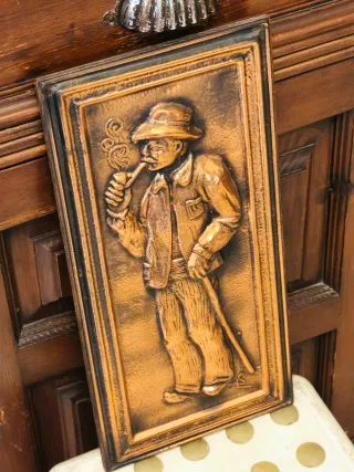 Cuadro cobre repujado hombre fumando pipa