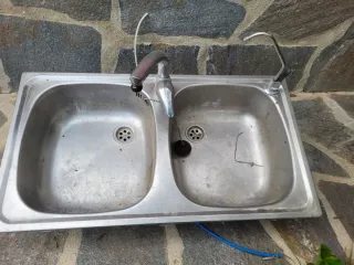 Fregadero con doble seno con grifo