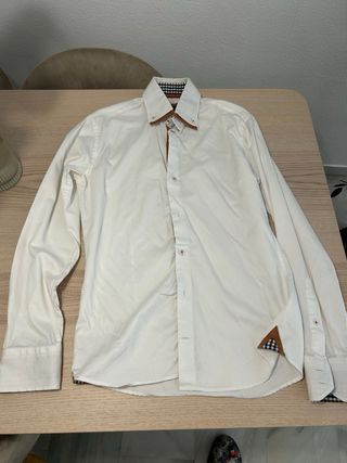 Camisa blanca hombre detalles dorado