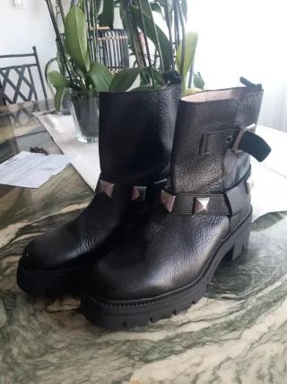 Botas camperas negras con tachuelas