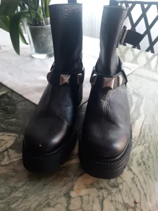 Botas camperas negras con tachuelas