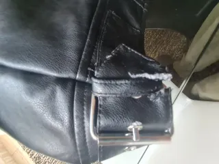 Cazadora efecto piel  negra con cremalleras