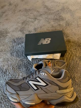 New Balance 9060 Talla 42 Gris/Blanco