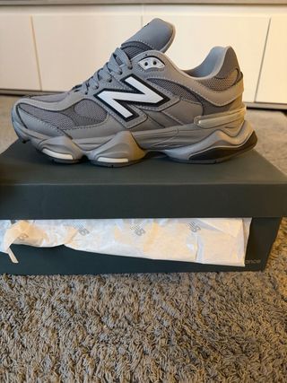 New Balance 9060 Talla 42 Gris/Blanco