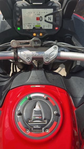 Ducati Multistrada V2 S roja