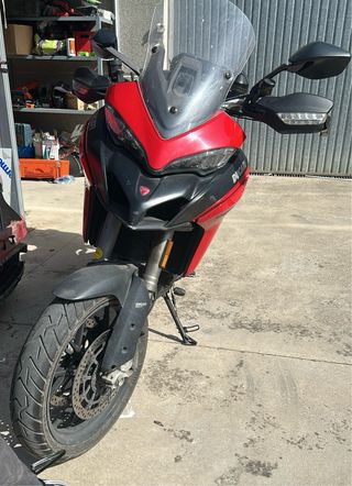 Ducati Multistrada V2 S roja