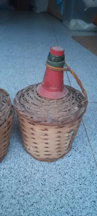 3 Garrafas de cristal de 2L. Con cestas.