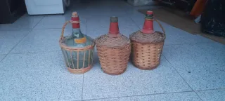 3 Garrafas de cristal de 2L. Con cestas.