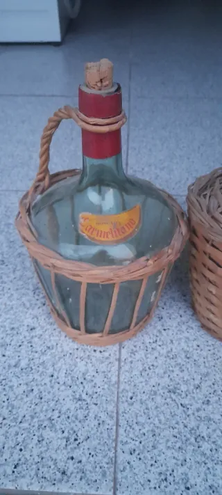 3 Garrafas de cristal de 2L. Con cestas.
