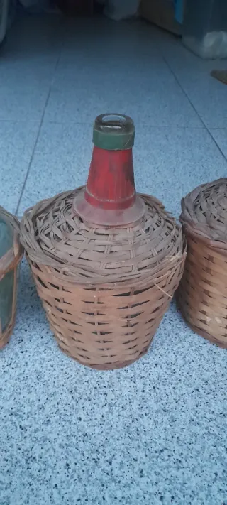 3 Garrafas de cristal de 2L. Con cestas.