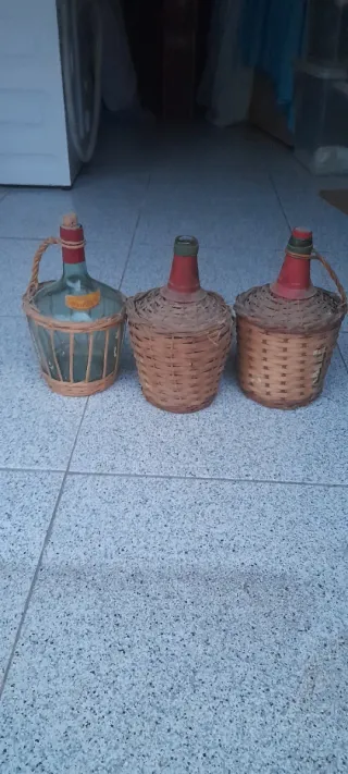 3 Garrafas de cristal de 2L. Con cestas.
