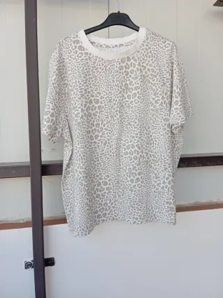 Camiseta estampada mujer blanco y gris