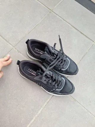 Zapatillas Skechers Piel Negra Tachuelas