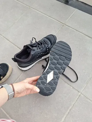 Zapatillas Skechers Piel Negra Tachuelas