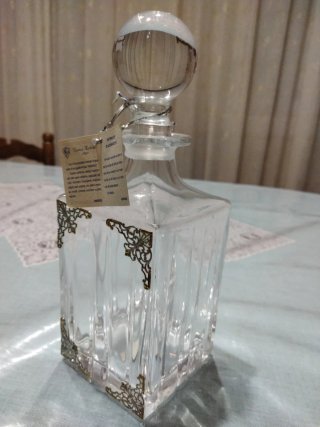 Caraffa in cristallo con decorazioni