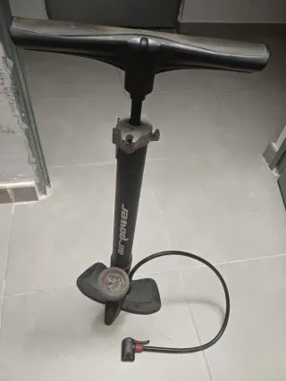 Bomba de pie para bicicleta con manómetro