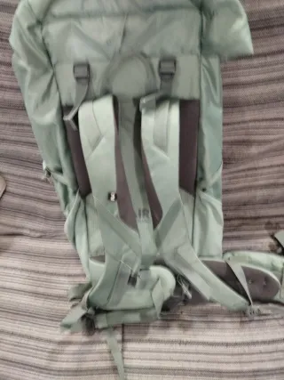 Mochila Quechua 35L Verde y Gris