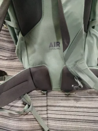 Mochila Quechua 35L Verde y Gris