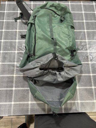 Mochila Quechua 35L Verde y Gris