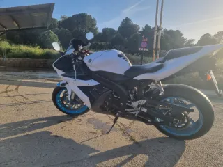Yamaha R1 Sportbike Blanca y Azul