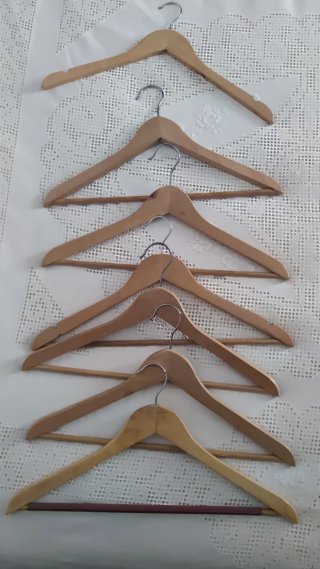 Lote de 30 perchas de madera