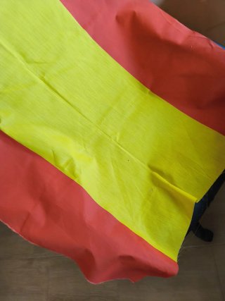 Tela roja y amarilla
