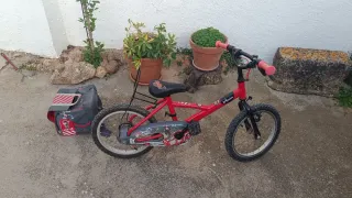 Bici infantil Btwin roja 16 pulgadas con ruedines