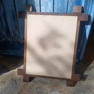 Marco de madera con pintura de niña
