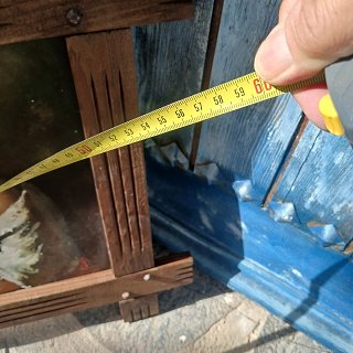 Marco de madera con pintura de niña