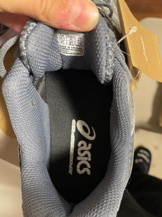 Zapatillas Asics plateadas y verdes