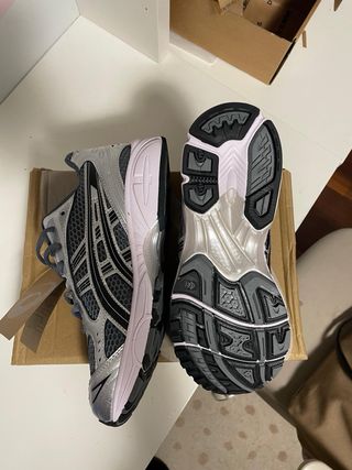 Zapatillas Asics plateadas y verdes