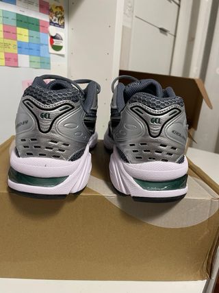 Zapatillas Asics plateadas y verdes