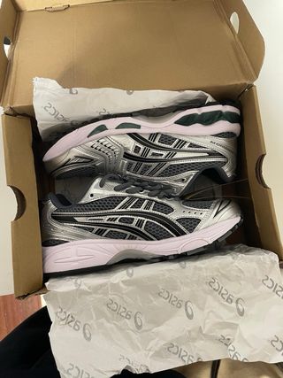 Zapatillas Asics plateadas y verdes