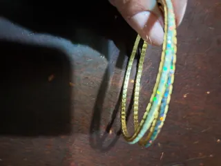 Braccialetti dorati con pietre blu e bianche