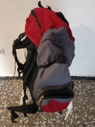 Mochila de montaña Serval roja y gris