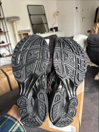 ASICS K14 Y2K Talla 42 Negro