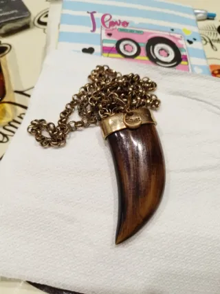 Collar con colgante de diente