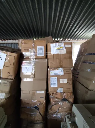 Caja 100+ Perchas Plástico Marrón