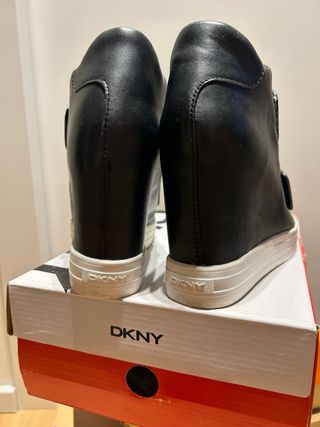 Zapatos DKNY cuña negros