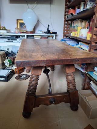 Mesa y banco rinconero de madera
